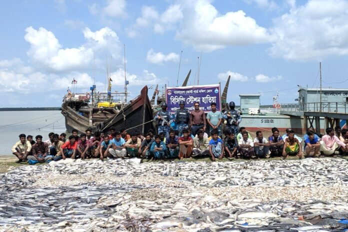 মেঘনায় নিষেধাজ্ঞা ভেঙে মাছ শিকার, হাতিয়ায় আটক ৪৫ জেলে