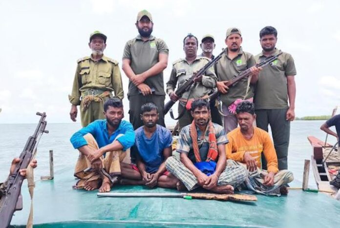 সুন্দরবনে বনরক্ষী-বনদস্যুর মধ্যে আধা ঘণ্টার বন্দুকযুদ্ধ, উদ্ধার ৪ জেলে