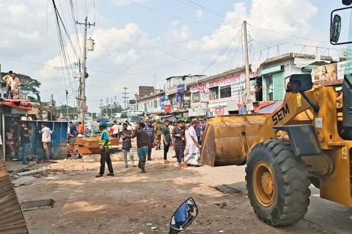 কুমিল্লা-চাঁদপুর মহাসড়কের পাশের ৩ শতাধিক অবৈধ স্থাপনা উচ্ছেদ