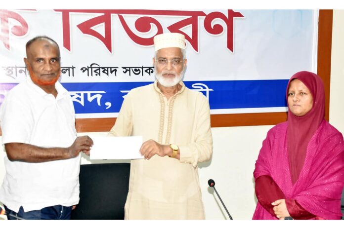 রাজশাহী জেলা পরিষদের চেক বিতরণ