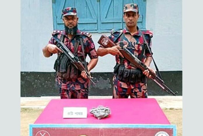 দিনাজপুরে সীমান্তে কষ্টিপাথরের মূর্তি উদ্ধার