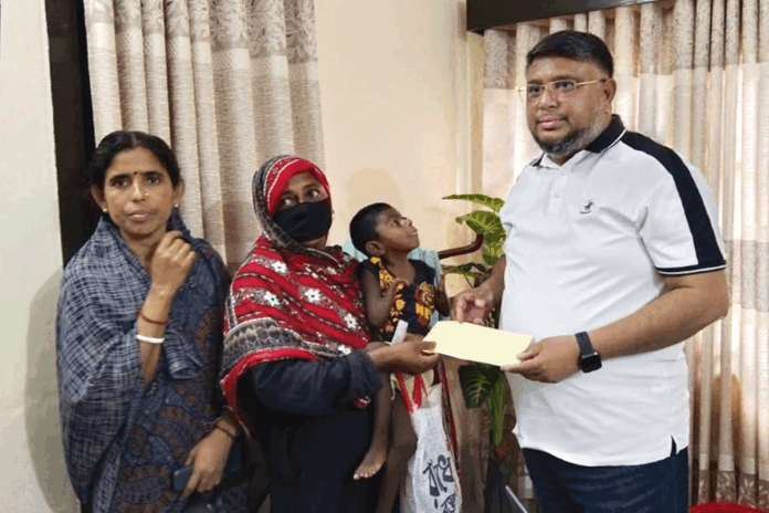 জয়পুরহাটে জেলা পরিষদের আর্থিক অনুদানের চেক ও শিক্ষাসামগ্রী বিতরণ