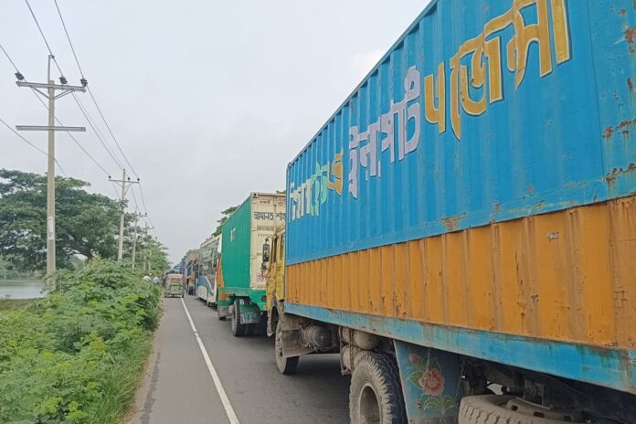 ঢাকা-চট্টগ্রাম মহাসড়কের কুমিল্লা অংশে দীর্ঘ যানজট
