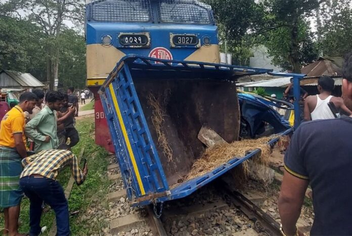 গরুবাহী পিকআপকে ট্রেনের ধাক্কা
