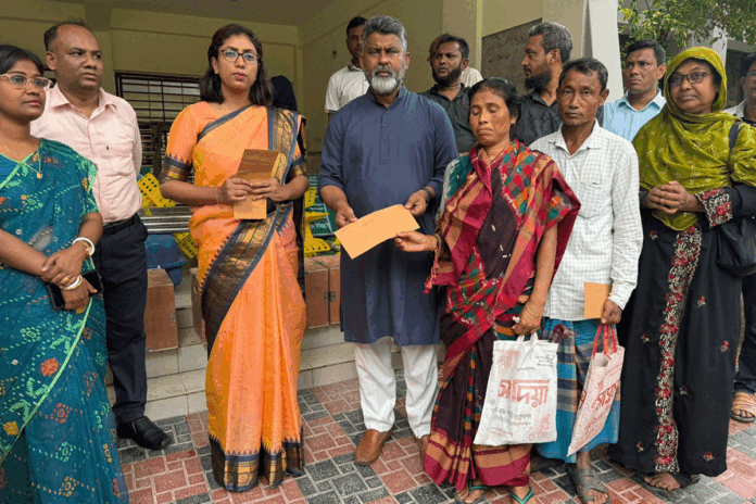নওগাঁয় বজ্রপাতে নিহত-আহতদের পরিবারের পাশে এমপি
