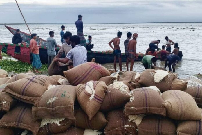 ভিজিএফের চালসহ ২ নৌকা ডুবল ব্রহ্মপুত্রে