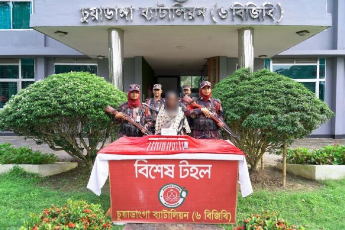 চুয়াডাঙ্গায় চার কেজি রূপাসহ নারী আটক