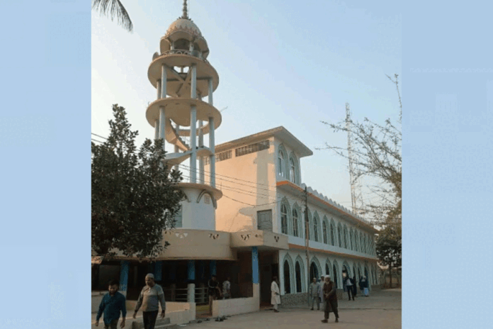 1779459654-eb4671cfc1e89a1e9b279c3afd578c28 ‘খানদানি’ টি-শার্ট পরে পুলিশ লাইন্স মসজিদ থেকে এসপির জুতা চুরি
