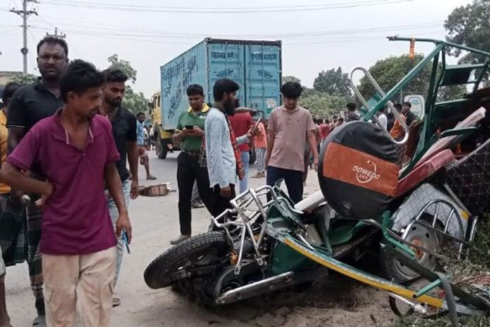 যশোরে কাভার্ডভ্যান চাপায় শিশুসহ ৪ জন নিহত, মহাসড়ক অবরোধ
