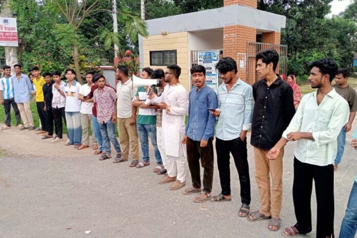 ফুলবাড়ীতে শিশু শিক্ষার্থীকে ধর্ষণচেষ্টার অভিযোগ, মীমাংসায় রফা