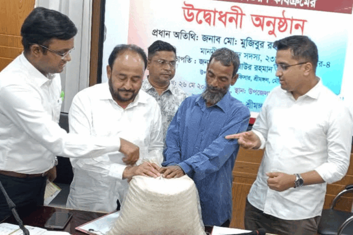 শ্রীমঙ্গলে ক্ষতিগ্রস্ত কৃষকরা পেলেন মানবিক সহায়তা