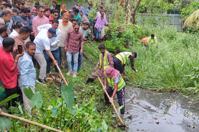 মোংলায় পরিষ্কার-পরিচ্ছন্নতা কার্যক্রমের উদ্বোধন করলেন পরিবেশ প্রতিমন্ত্রী