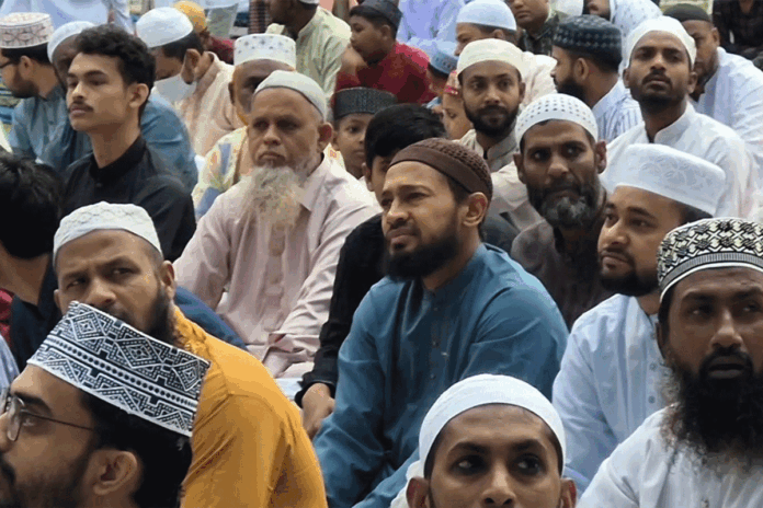 বগুড়ায় বাবার সঙ্গে ঈদের নামাজ আদায় করলেন মুশফিক