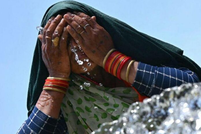 দিল্লিতে তীব্র দাবদাহ, বিপাকে শ্রমজীবী মানুষেরা