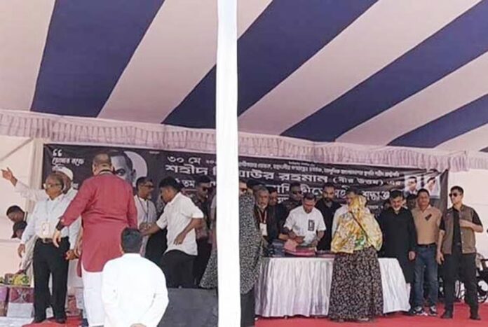 দুস্থদের মাঝে খাদ্যসামগ্রী ও বস্ত্র বিতরণ উদ্বোধন করলেন প্রধানমন্ত্রী