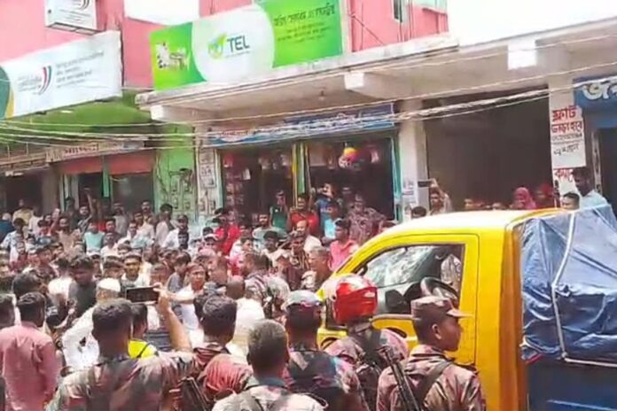 ব্রাহ্মণবাড়িয়ায় মব করে বিজিবির থেকে চোরাইপণ্যের গাড়ি ছিনিয়ে নিলো চোরাকারবারিরা