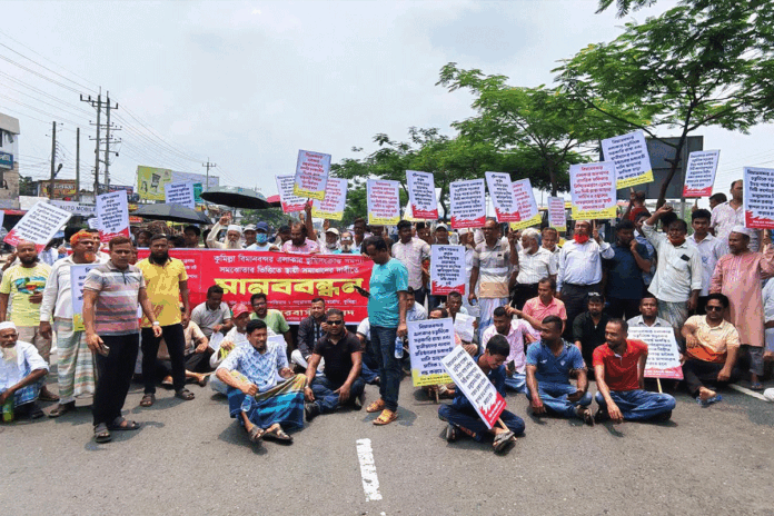 কুমিল্লা বিমানবন্দর এলাকায় ভূমি জটিলতা সমাধানের দাবিতে মহাসড়ক অবরোধ