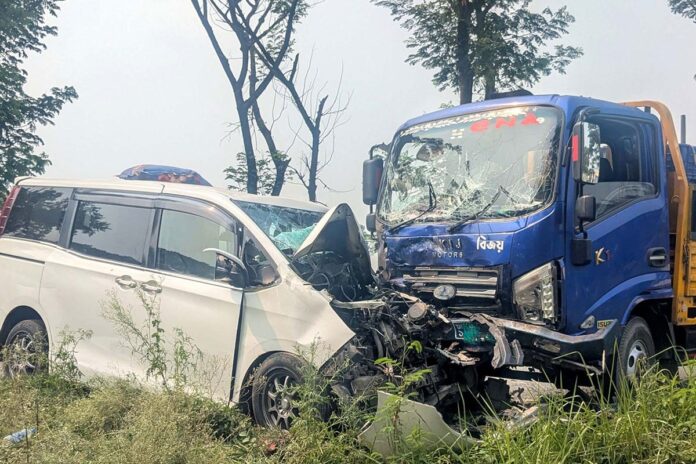 বড়াইগ্রামে ট্রাক–মাইক্রোবাসের সংঘর্ষে দুই ভাই নিহত