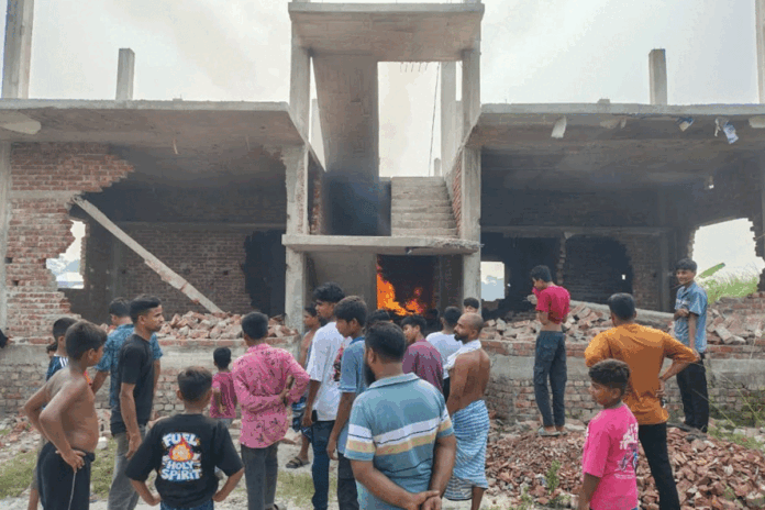 ভাঙ্গায় মাদক কারবারে জড়িত থাকার অভিযোগে দুটি ভবনে ভাঙচুর