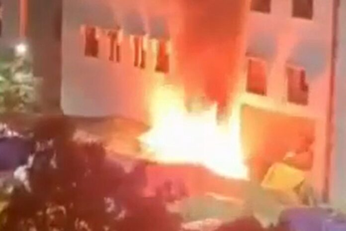 শাহজালাল বিমানবন্দরে কার্গো শেডে আগুন, ফায়ার সার্ভিসের চেষ্টায় নিয়ন্ত্রণে
