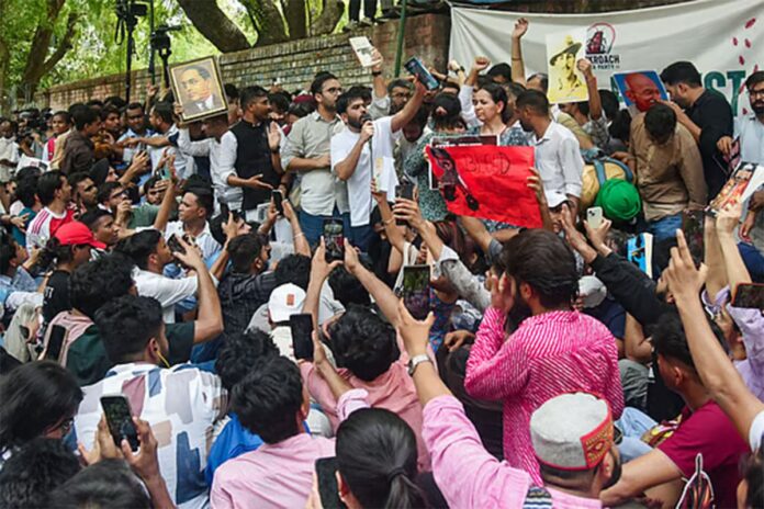 দিল্লিতে ককরোচ জনতা পার্টির বিক্ষোভ, পুলিশের লাঠিচার্জ