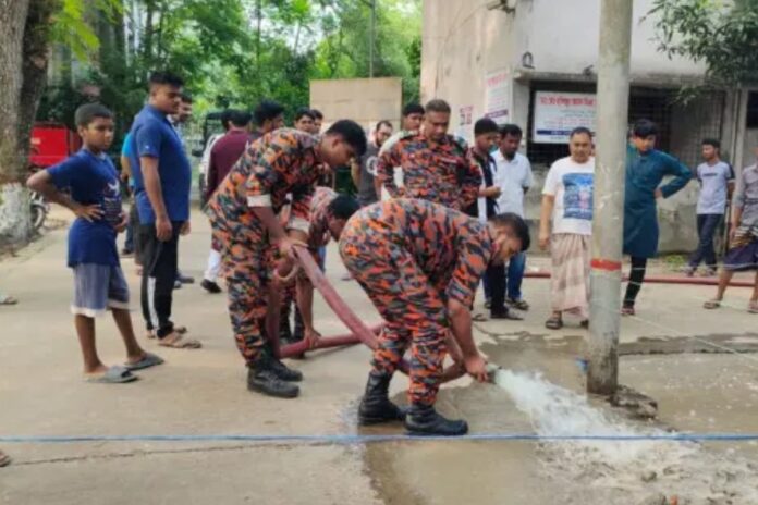 শরীয়তপুরে রহস্যজনকভাবে গরম মাটি, কারণ খুঁজছে ফায়ার সার্ভিস