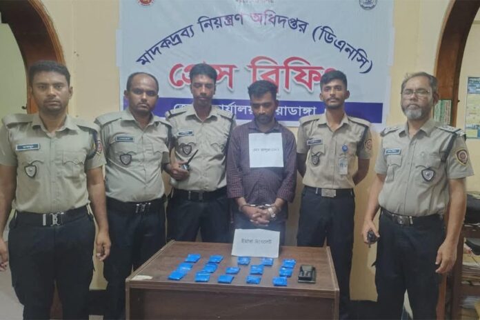 ৩ হাজার পিস ইয়াবাসহ যুবক আটক
