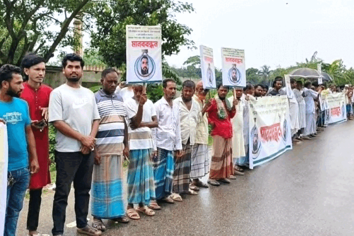 নবীনগরে মাদক কারবারির বিচার দাবিতে মানববন্ধন