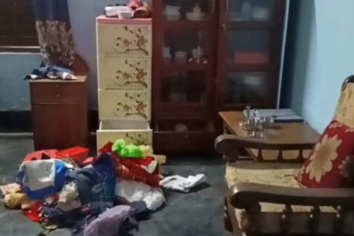 গৃহকর্তাকে বেঁধে রেখে টাকা ও স্বর্ণালংকার লুট