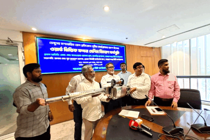 নারায়ণগঞ্জে ডেঙ্গু মোকাবিলায় ফগার মেশিন বিতরণ