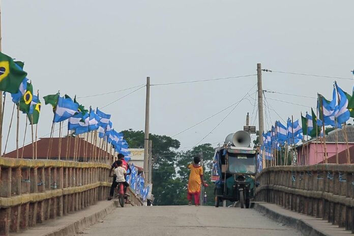 বিশ্বকাপের উন্মাদনায় মোংলার চিলা ব্রিজে শোভা পাচ্ছে বিভিন্ন দলের ১৮০টি পতাকা
