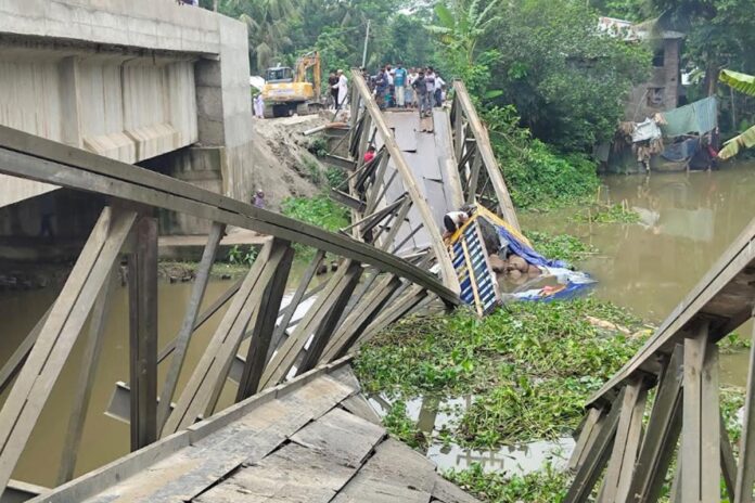 পিরোজপুরে ট্রাকের চাপে ভেঙে পড়ল ব্রিজ, যোগাযোগ বন্ধ