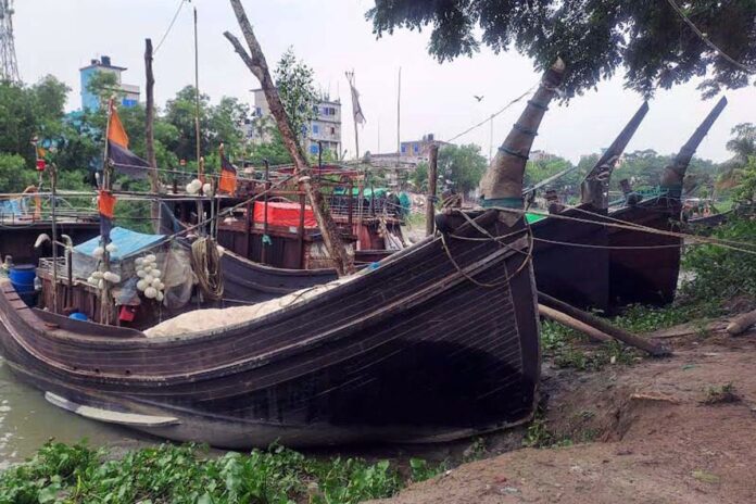 ৫৮ দিনের নিষেধাজ্ঞা শেষে সাগরে নামার প্রস্তুতি, দস্যু আতঙ্কে জেলেরা