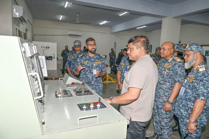 চট্টগ্রামে নৌবাহিনীর বিভিন্ন স্থাপনা পরিদর্শন করলেন প্রধানমন্ত্রীর প্রতিরক্ষা উপদেষ্টা