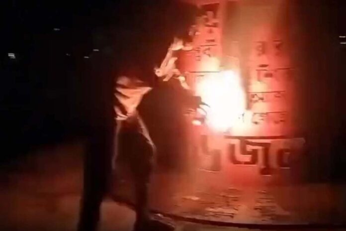 নোয়াখালীতে জুলাই স্মৃতিস্তম্ভে আগুন দিল দুর্বৃত্তরা, ‘জয় বাংলা’ স্লোগান