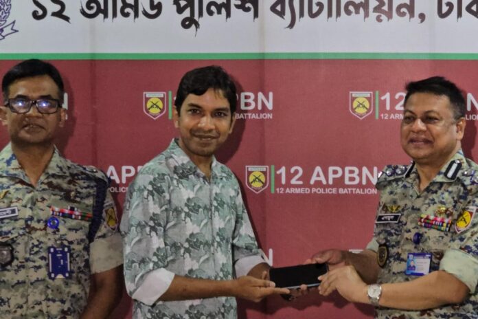 এক বছরে ২ হাজার ৯৭টি মোবাইল উদ্ধার করে ফেরত দিল এপিবিএন