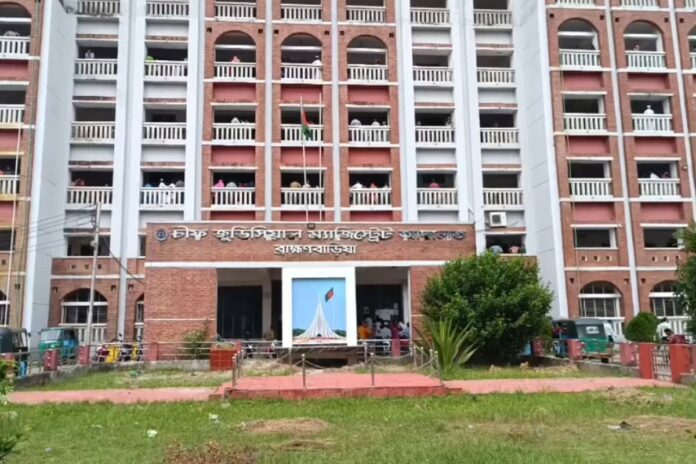 চেম্বারে ঢুকে আইনজীবীকে মারধর, গ্রেপ্তার ৪