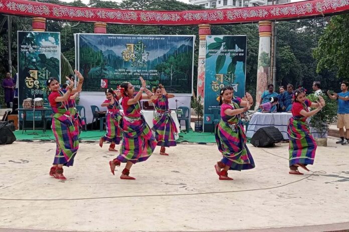 রাজধানীতে নাচ-গান-আবৃত্তিতে বর্ষাবরণ