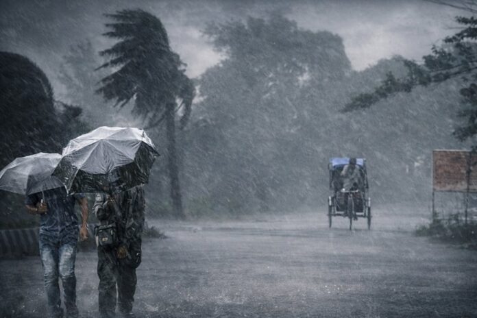 সকালের মধ্যে হতে পারে ৬০ কিমি বেগে ঝড়ো হাওয়াসহ বৃষ্টি