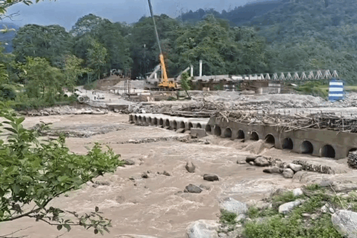 বৃষ্টিতে কলকাতাসহ বিভিন্ন জেলায় জলাবদ্ধতা, তিস্তায় হলুদ সংকেত