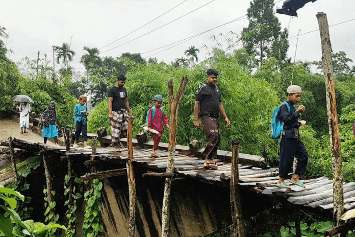 দুই জেলার সীমানায় পড়ে ১৪ বছরেও পুনর্নির্মিত হয়নি সেতুটি