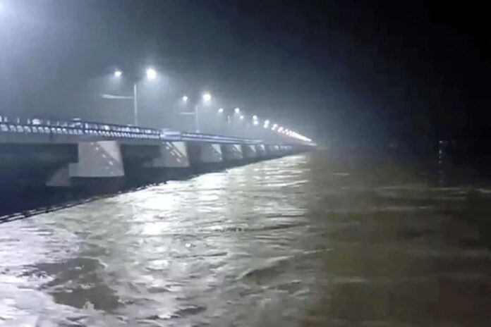 পানি বেড়েছে তিস্তায়, খুলে দেওয়া হয়েছে জলকপাট