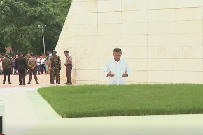 দেশে ফিরে বাবা-মায়ের কবর জিয়ারত প্রধানমন্ত্রীর