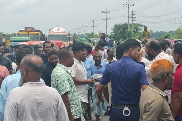 নিরবচ্ছিন্ন বিদ্যুতের দাবিতে ঢাকা-টাঙ্গাইল মহাসড়ক অবরোধ