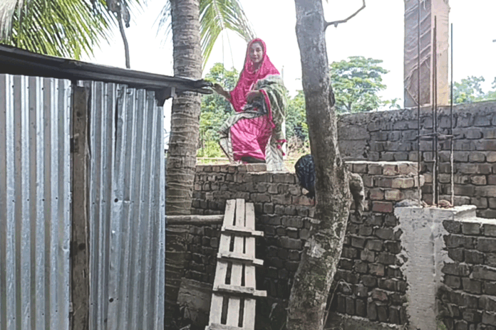 রাস্তা বন্ধ: দেড় বছর ধরে পরিবারটির জীবন চলছে দেয়াল টপকে