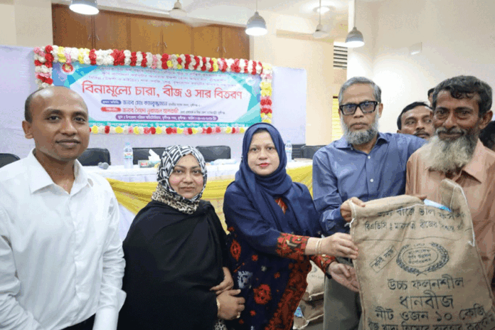 মুন্সীগঞ্জে কৃষকদের মাঝে ধানবীজ-সার-চারা বিতরণ