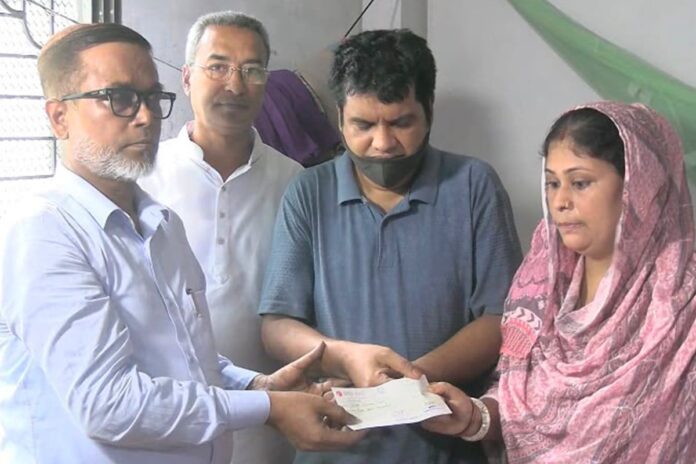 রিয়া গোপের পরিবারকে নাসিক প্রশাসকের আর্থিক অনুদান