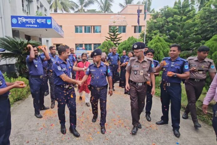 দীর্ঘ ৩৭ বছরের কর্মজীবন শেষে এসআই ছবির উদ্দিনের ‘অন্য রকম’ বিদায়